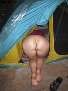 Gata gostosa de quatro mostra a bunda 